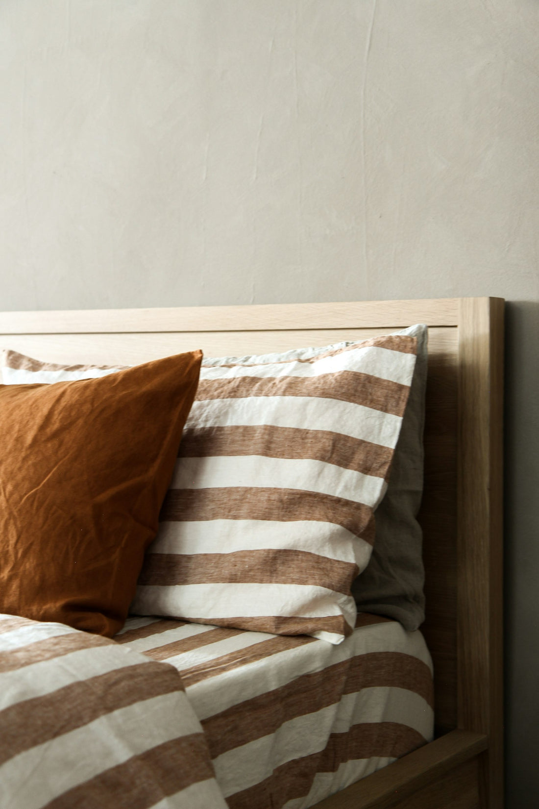 Modern mattress and bedding for hybrid versus memory foam comparison